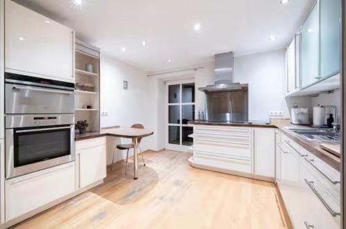 Kuchyň nebo kuchyňský kout v ubytování ღLIBORIA I Als Gruppe in Uffing I 4 min zum See I Sauna