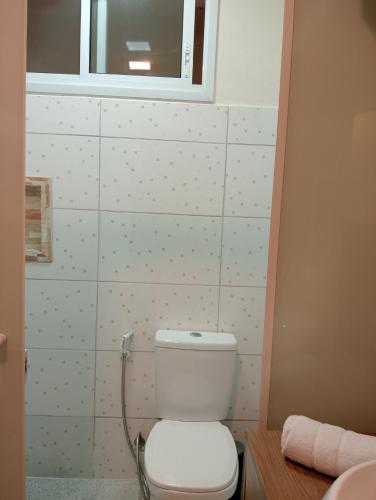 a bathroom with a toilet and a window at LOFT NOVO CONFORTÁVEL in Sorocaba