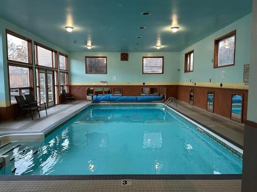 a large swimming pool in a building at Kings Motor Inn in Kamloops