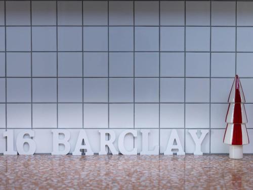 Un certificado, premio, letrero u otro documento en Alma on Barclay