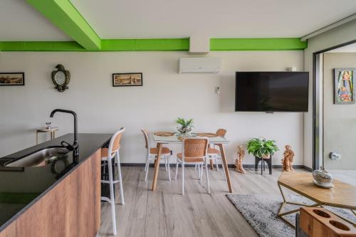 a kitchen and dining room with a table and chairs at Epic Suites x Ahead in Pereira