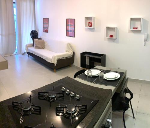 une cuisine et un salon avec une cuisinière dans l'établissement Ponta Verde 250m praia I Feirinha do Artesanato I Piscina I Academia, à Maceió