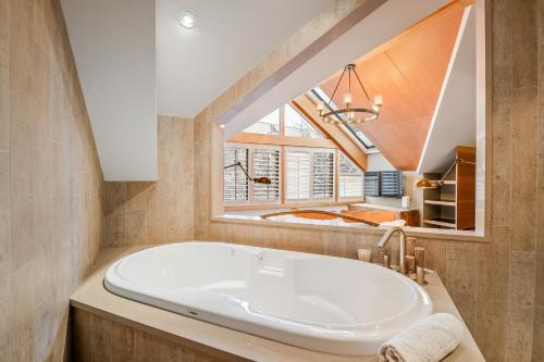 Ένα μπάνιο στο The Den, Heart of Village, Free Parking