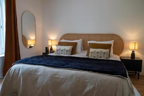 une chambre avec un grand lit avec une couverture bleue dans l'établissement Dijon hypercentre - Loge Comédie, à Dijon