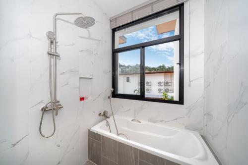 Bilik mandi di Goldena Twin Private Pool Villas