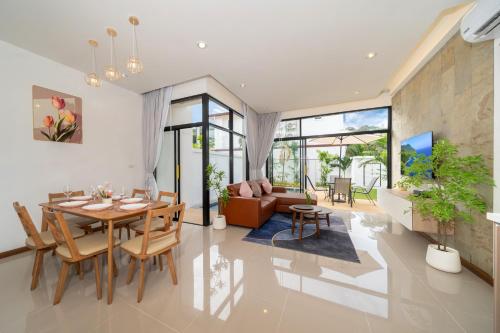 Ruang duduk di Goldena Twin Private Pool Villas