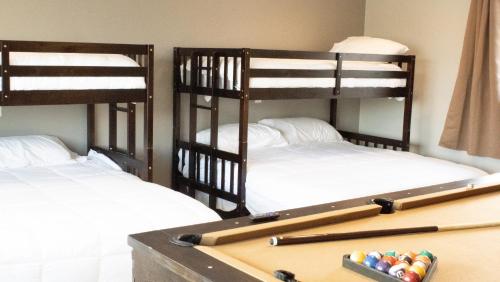 Ein Bett oder Betten in einem Zimmer der Unterkunft Private Home - Heated Saltwater Pool, BBQ, Pro Pool Table, Horseshoes, Darts, Cotton Bedding, Half Acre - The Joshua Tree Forest - Pool Heat Optional