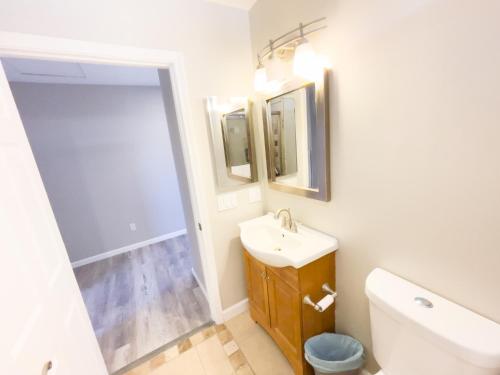 Ein Badezimmer in der Unterkunft Private Home - Heated Saltwater Pool, BBQ, Pro Pool Table, Horseshoes, Darts, Cotton Bedding, Half Acre - The Joshua Tree Forest - Pool Heat Optional