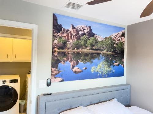 Ein Bett oder Betten in einem Zimmer der Unterkunft Private Home - Heated Saltwater Pool, BBQ, Pro Pool Table, Horseshoes, Darts, Cotton Bedding, Half Acre - The Joshua Tree Forest - Pool Heat Optional
