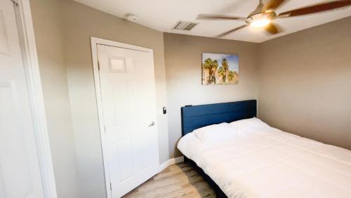 Ein Bett oder Betten in einem Zimmer der Unterkunft Private Home - Heated Saltwater Pool, BBQ, Pro Pool Table, Horseshoes, Darts, Cotton Bedding, Half Acre - The Joshua Tree Forest - Pool Heat Optional