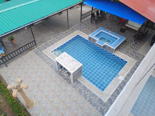 an overhead view of a large swimming pool at Casa de campo Villa Mariana in Espinal
