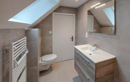a bathroom with a sink and a toilet and a skylight at Stunning Home In Névez With Wifi in Névez