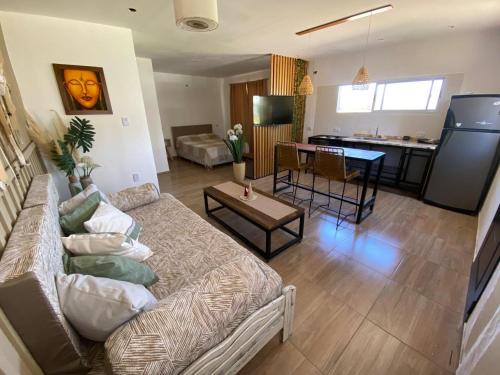 una sala de estar con un sofá y una mesa en Departamento con Pileta camino a Cañon del Atuel San Isidro Pleno, en San Rafael
