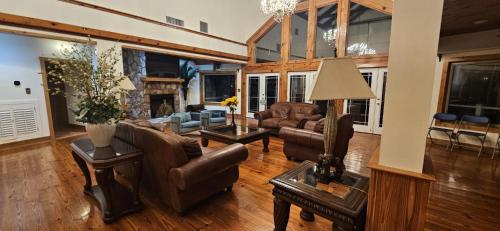 Χώρος καθιστικού στο Manchester Georgia Mountain estate with 10000 sqft panoramic views - 13 bedrooms, theater, pool table, event room and multiple gathering areas - Sleeps 30
