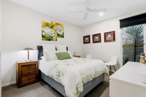 Katil atau katil-katil dalam bilik di Spacious Mt Eliza home with Private Garden
