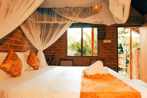 Postel nebo postele na pokoji v ubytování Lunuvila Resort Hiriketiya Dikwella