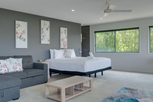 Ruang duduk di Luxurious 4-BR Hinterland Retreat - Scenic Views
