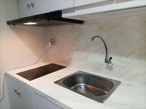 Kuchyň nebo kuchyňský kout v ubytování Elegant and Spacious 1BR at Patraland Amarta Apartment By Travelio