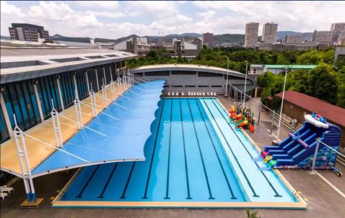 a large swimming pool on top of a building at 云南丽水云泉大酒店 in Kunming