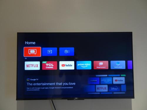 Aurora Escalades Tower near Smart Araneta Colisiumにあるテレビまたはエンターテインメントセンター