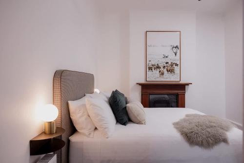 Ένα ή περισσότερα κρεβάτια σε δωμάτιο στο Harrington House luxury apartment in CBD