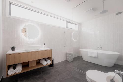 Ένα μπάνιο στο Harrington House luxury apartment in CBD