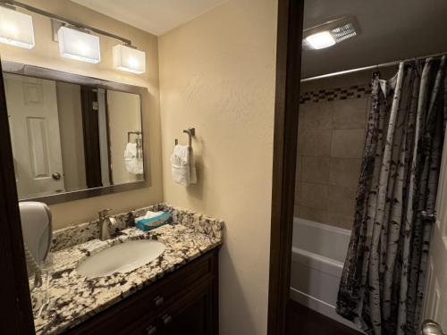 Ένα μπάνιο στο Beautiful Renovated 3BR in Keystone condo