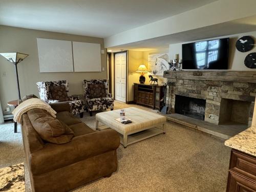 Χώρος καθιστικού στο Beautiful Renovated 3BR in Keystone condo