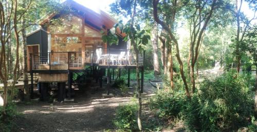 a house in the woods with a deck at Cabaña en molco,entre Villarrica y Pucón in Molco