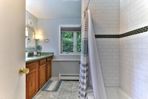 Koupelna v ubytování the SHACK - Three Bedroom Home Close to Ski Resort with Hot Tub