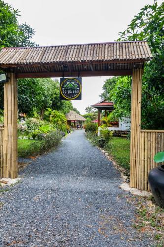 Taman di luar Champa Village