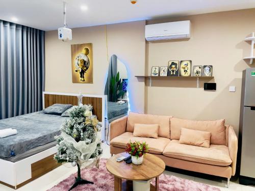 un salon avec un canapé et un lit dans l'établissement Linh Linh House - Vinhomes Ocean Park, à Gia Lâm Pho
