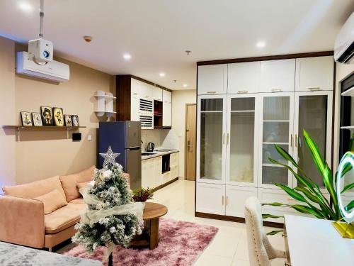 un salon avec un canapé et une table dans l'établissement Linh Linh House - Vinhomes Ocean Park, à Gia Lâm Pho