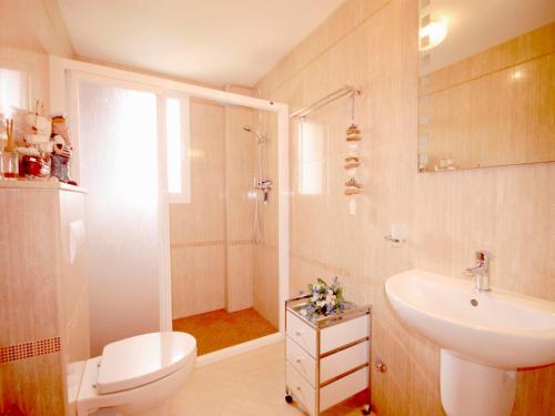 A bathroom at Apartment Montañar