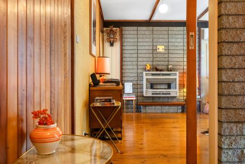 Η κουζίνα ή μικρή κουζίνα στο 'Studio 74' A Spacious, Nostalgic Country Retreat