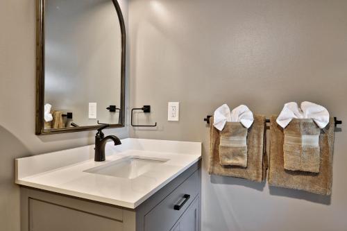 een badkamer met een wastafel, een spiegel en handdoeken bij Mountain Green 3F9 - Newly Renovated Studio, Amazing Views and Location, Pool, Hot Tub, Shuttle in Killington