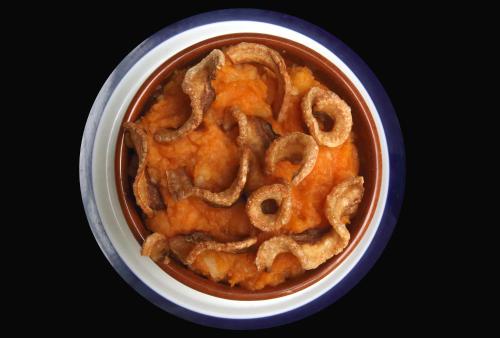 a bowl of food with onion rings in it at Hotel Las Cancelas in Avila