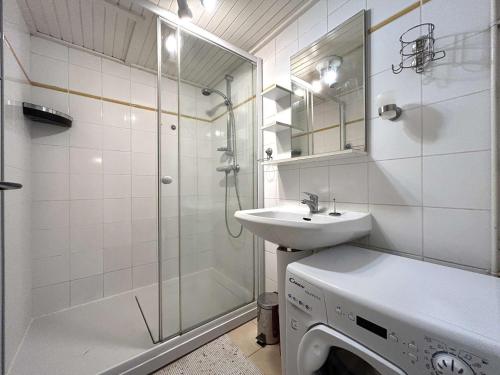 une salle de bain avec un lavabo et une machine à laver dans l'établissement Maison 3 pièces, piscine chauffée, proche mer - FR-1-224A-71, à Bretignolles-sur-Mer
