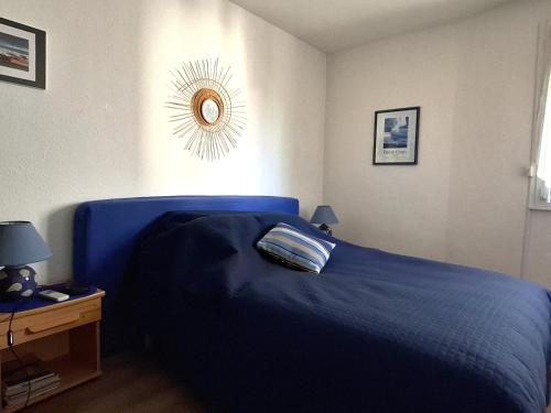- une chambre avec un lit bleu et une couverture bleue dans l'établissement Maison de village calme près du port - FR-1-309-486, à Banyuls-sur-Mer