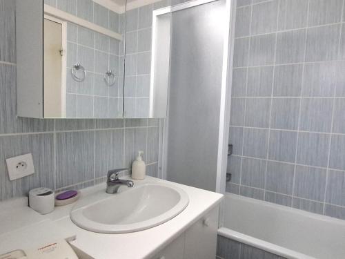 une salle de bain avec un lavabo, un miroir et une baignoire dans l'établissement Maison de village calme près du port - FR-1-309-486, à Banyuls-sur-Mer