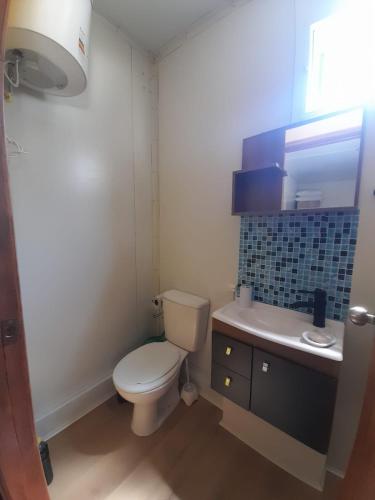 サリナスにあるÍntimoの白いトイレと洗面台のあるバスルーム