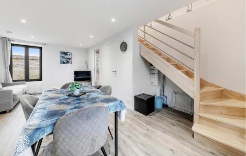 une salle à manger avec une table et un escalier dans l'établissement Pet Friendly Apartment, à Saint-Benoît-des-Ondes