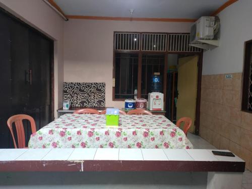 Una cama o camas en una habitación de Homestay KenzieFaiz