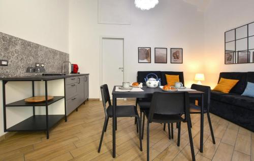 Una cocina y una sala de estar con mesa y sillas. en Awesome Apartment In Catania With Wifi, en Catania