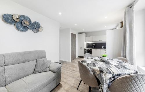 un salon avec un canapé et une table dans l'établissement Beach Front Apartment, à Saint-Benoît-des-Ondes