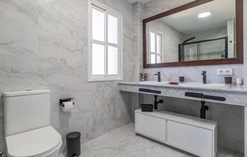 Ένα μπάνιο στο 3 Bedroom Nice Home In Salteras