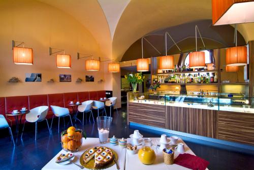 Reštaurácia alebo iné gastronomické zariadenie v ubytovaní Il Tabacchificio Hotel