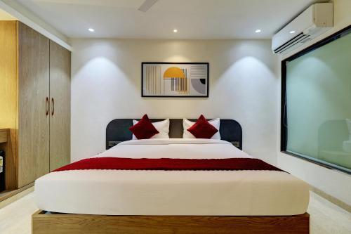 Postel nebo postele na pokoji v ubytování Hsquare Hotel Andheri West