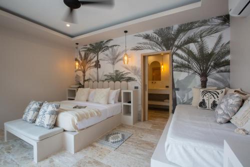 2 Betten in einem Zimmer mit Palmen an der Wand in der Unterkunft Cielo Boutique Hotel & Spa Samui in Bophut 