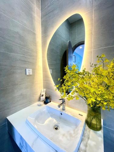 a bathroom with a sink and a mirror at Sky View Memory Inn in Xuan An